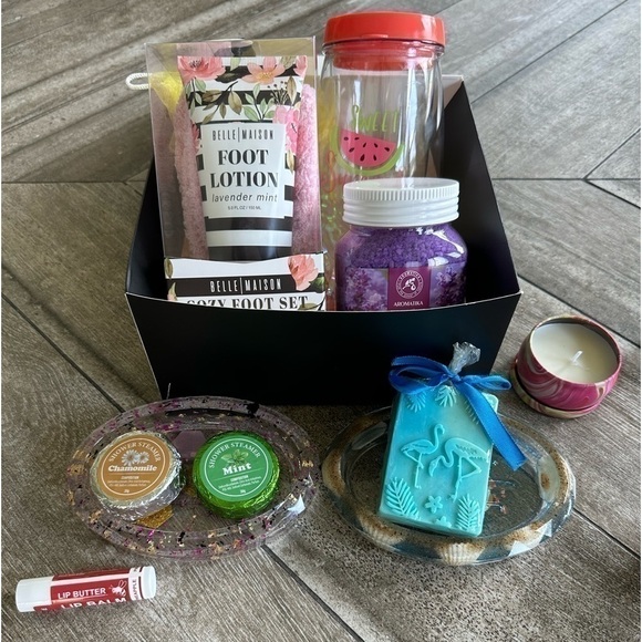 SURPRISE GIFT BOX 🎁 OR SUBSCRIPTION BOX - Picture 4 of 5